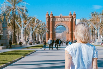 A tourist by the Arc de Triomf in Barcelona